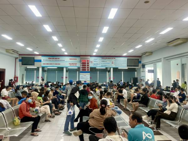 Ngày đầu bán vé tàu Tết: Nhiều người đến ga từ 3 giờ sáng, 21.000 vé hết vèo trong 90 phút