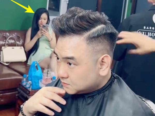 Góc máy quay để lộ Bò Chảnh theo Xemesis đến tận tiệm cắt tóc, nhan sắc qua camera thường thế nào?