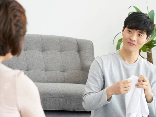 Anh chồng đòi chia tài sản, tôi lấy ra một hộp quà cũ đưa anh thì anh ôm mặt khóc, từ bỏ không đòi nhà nữa