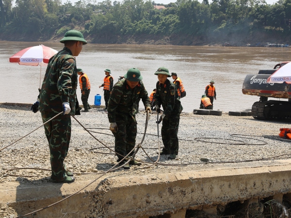 Xem công binh nối lại cầu phao Phong Châu