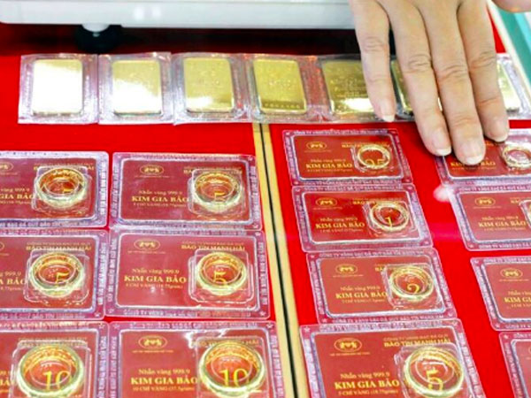 Người mua vàng nhẫn lỗ nặng