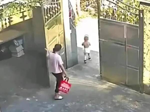 Bà nội nhốt cháu trai ở ngoài cổng, camera ghi lại khoảnh khắc kinh hoàng: Vì sao lại nhẫn tâm như vậy?