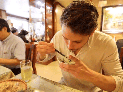 Khách Tây ăn đặc sản '100 năm' của Hà Nội, tâm đắc khen ngợi nước chấm là điều tuyệt vời nhất!