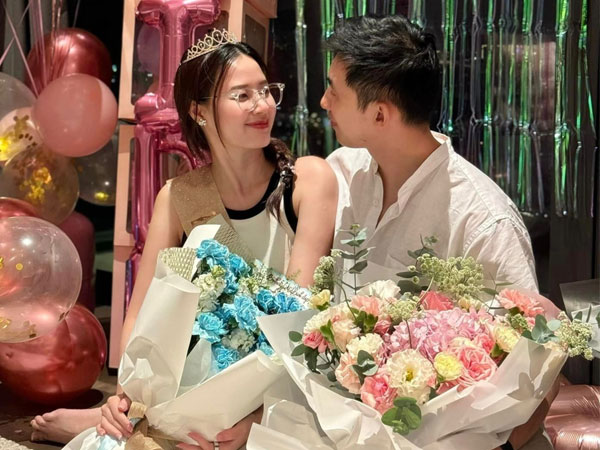 Khoảnh khắc Midu mừng tuổi mới bên ông xã doanh nhân gây sốt khắp các nền tảng mạng xã hội