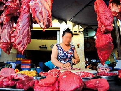 Tại sao người bán thường treo thịt bò lên cao, thịt lợn thì bày dưới bàn? Lý do thật sự gây bất ngờ