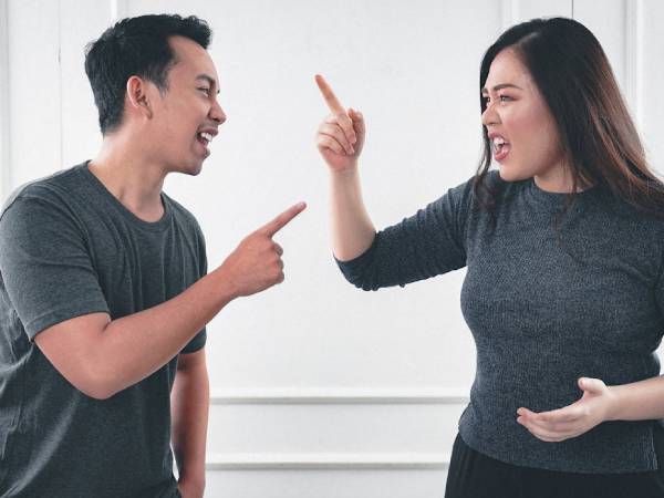 Chồng kiên quyết không cúng bố mẹ vợ trong nhà, chỉ đặt ban thờ ở góc sân