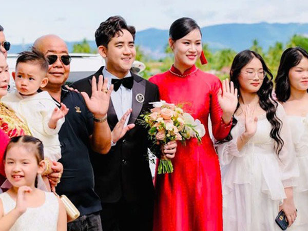 Vợ cố ca sĩ Vân Quang Long tái hôn, chồng mới cũng là một nam ca sĩ có tiếng tăm