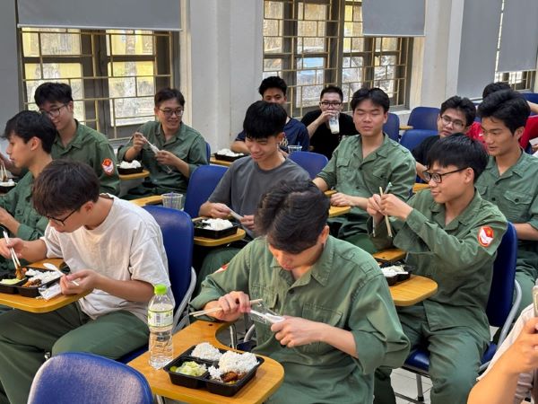 Bữa ăn sinh viên ĐH Bách khoa HN ra sao sau vụ tố phải ăn cơm canh thừa, chứa dị vật?