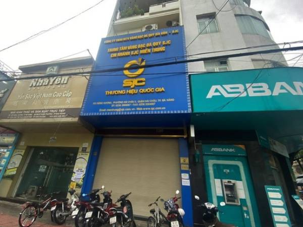 SJC nói gì việc 2 chi nhánh đóng cửa khiến khách ôm vàng đứng ngồi không yên?