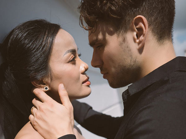 Từ chối làm 'liên lạc viên', cô gái Việt 'cưa' đổ chàng trai Bỉ kém 5 tuổi