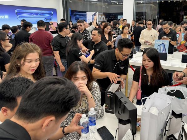 Sau 1 tuần mở bán tại Việt Nam, có lắm người khen kẻ chê, iPhone 16 thật sự 'cháy hàng' hay 'ế ẩm'?
