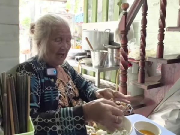 Nữ nghệ sĩ 87 tuổi: 'Tôi tới cởi giày giúp nhưng Vũ Linh không cho và bảo tôi đi ra'