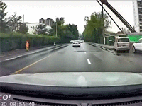 Thót tim tình huống máy đóng cọc lớn đổ sập xuống đường phố đông đúc