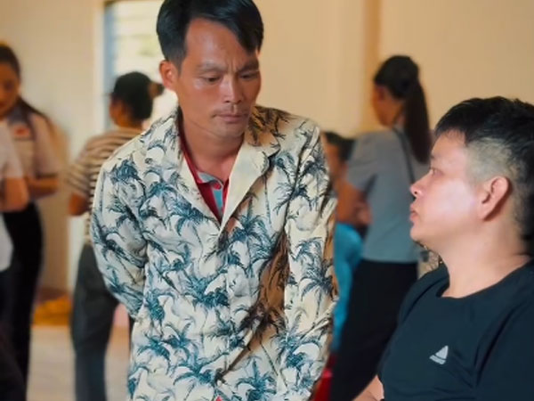 Xúc động cuộc hội ngộ của 2 người đàn ông Làng Nủ mất hết người thân sau trận lũ quét kinh hoàng