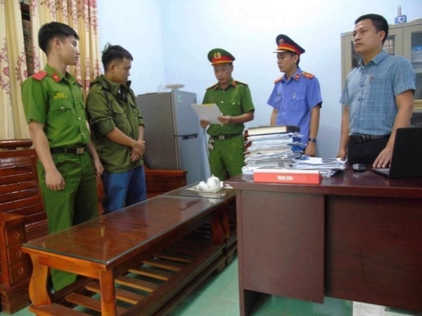 Bắt giam Trưởng bưu cục Công ty Giao Hàng Nhanh ở Quảng Bình