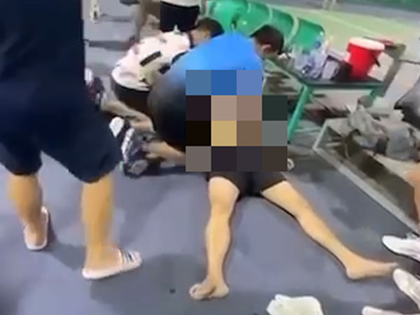 Nam thanh niên đổ gục trong quá trình chơi pickleball