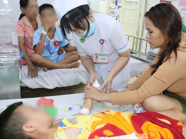 Bé trai đứt lìa 3 ngón tay vì tự dùng dao bổ mít