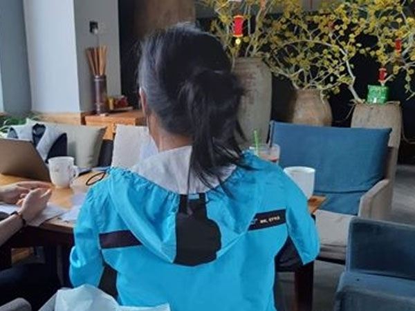 Ông chủ ngoại quốc sập bẫy nữ phiên dịch viên kiêm giúp việc nhà