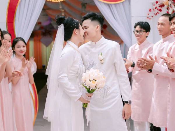 Sau ly hôn, mẹ đơn thân yêu người chuyển giới, tổ chức cưới hỏi linh đình