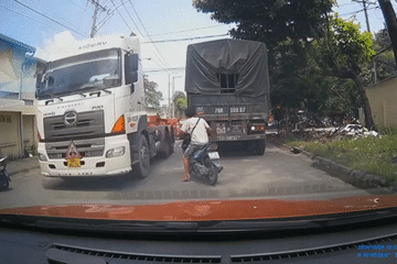 Xe tải nặng vô tư lùi không quan sát, suýt cán trúng xe máy và ô tô phía sau