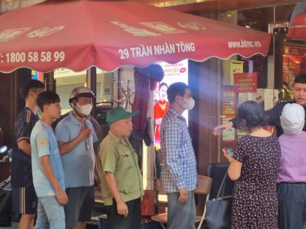 Giá vàng nhẫn tăng, người dân xếp hàng mua khó hơn thời bao cấp