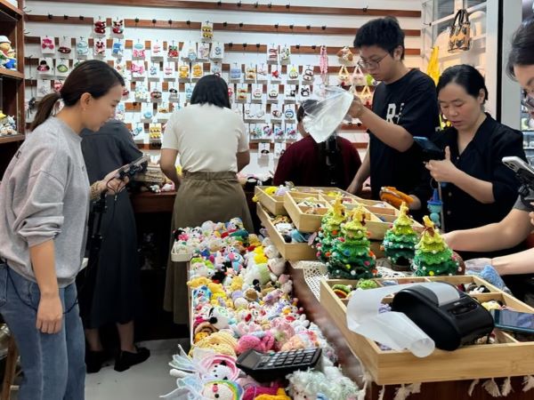 Bí ẩn bên trong 'ngôi làng tỷ phú' bỗng hoá 'thị trấn ma'