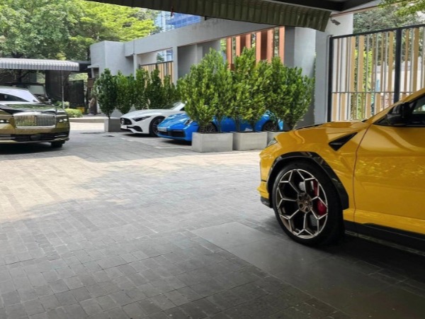 Lộ diện dàn siêu xe trị giá 60 tỷ của đại gia Sài Gòn, có xe giống của Minh Nhựa