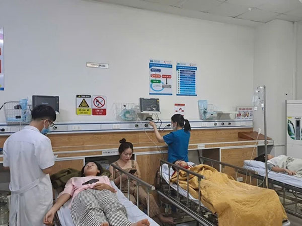 Gần 50 sinh viên bất ngờ nhập viện sau bữa ăn tối