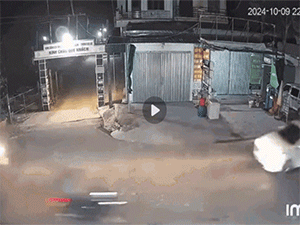 VIDEO: Chiếc xe nát vụn, tài xế nằm dính trên nóc capo sau cú tông với tốc độ xé gió