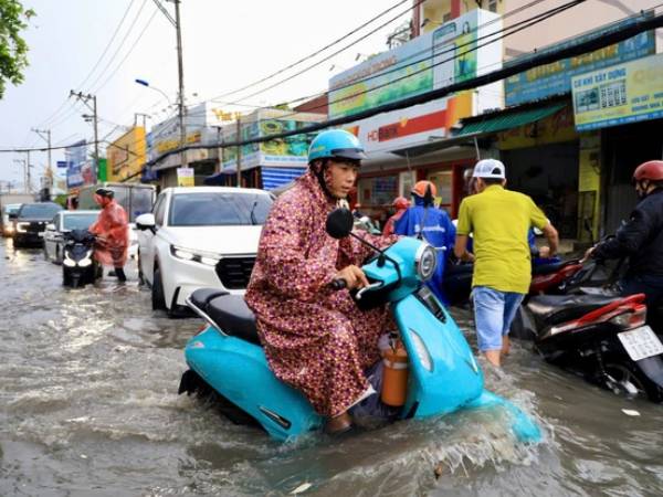 Nhiều nơi ngập nặng, xe chết máy hàng loạt sau mưa to ở TP HCM