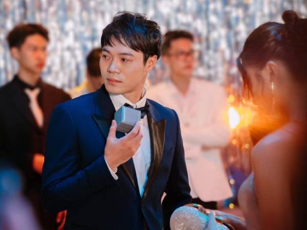 Màn cầu hôn chấn động lên top trending, Văn Toàn nói gì?
