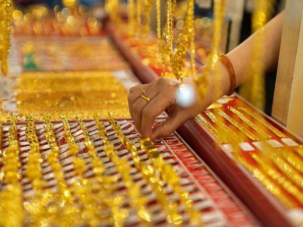 Giá vàng hôm nay 10/10/2024: Vàng thế giới lao dốc, vàng nhẫn giảm mạnh