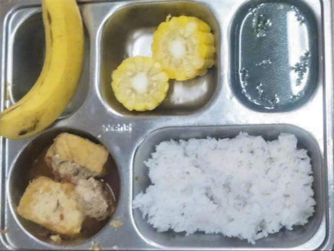 Vụ suất ăn học sinh đạm bạc: Trường nói phụ huynh chụp ảnh bằng điện thoại có chất lượng camera không tốt