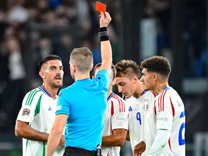 Italy đánh rơi chiến thắng vì chơi thiếu người