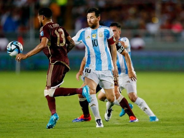 Messi vô duyên, Argentina mất điểm sau 'trận thủy chiến'