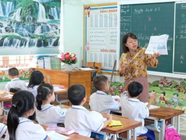 Bộ GD-ĐT nêu lý do đề xuất miễn học phí cho con giáo viên kể cả khi lương không thấp