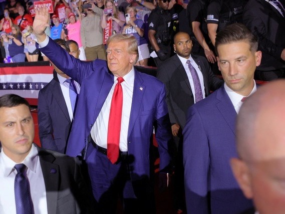 Tổng thống Biden ra lệnh bảo vệ ông Trump như 'Tổng thống đương nhiệm'