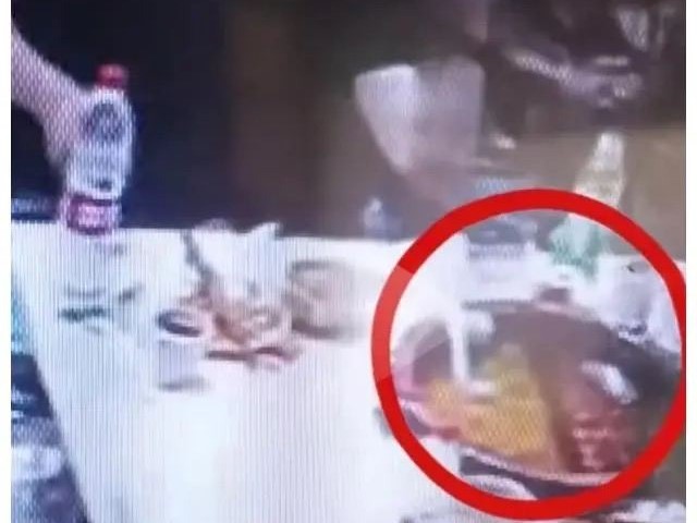 Trước khi rời đi, thực khách ném vật lạ vào nồi lẩu: Phục vụ đến dọn thì chứng kiến cảnh tượng hãi hùng