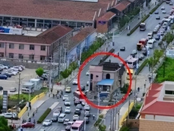 Chê 8 tỷ đền bù, người đàn ông bám trụ trong căn nhà trơ trọi giữa đường quốc lộ: 14 năm sau ngậm ngùi rời đi vì 1 lý do