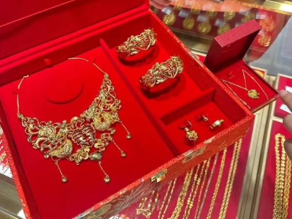 Đưa con dâu tương lai đi chọn vàng cưới, tôi sốc khi con chọn bộ vòng tay hơn trăm triệu, về nhà, tôi đưa ra quyết định táo bạo