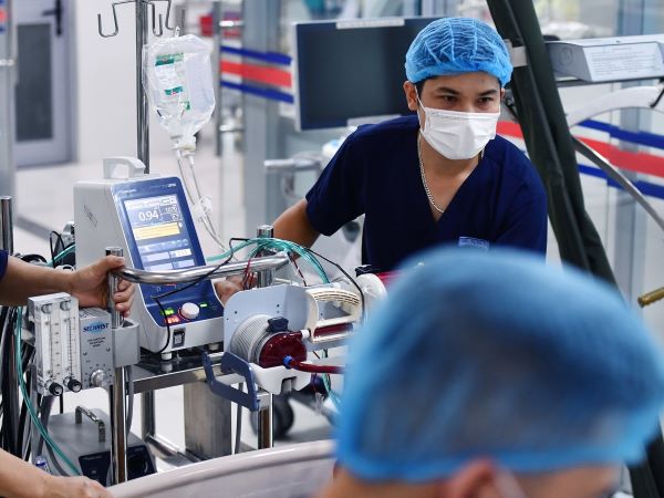 Người đàn ông đi cấp cứu sau 5 ngày ăn tiết lợn mua ở chợ