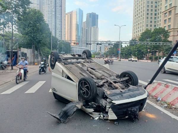 TP HCM: Ô tô lật ngửa giữa đường, 3 người thoát chết