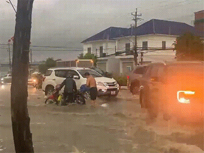 Bình Dương: Mưa xối xả, ôtô chặn dòng nước chảy siết cho người dân lưu thông