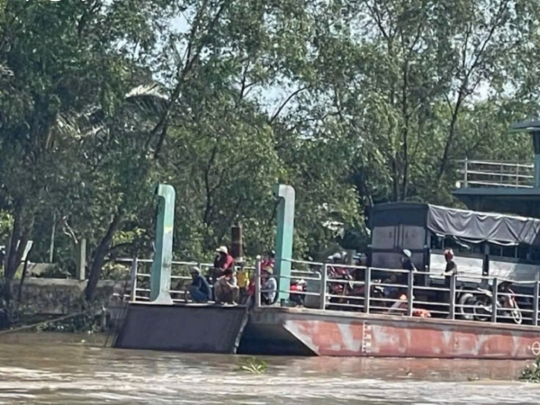 Tiền Giang: Phà kém an toàn, ô tô rơi xuống sông, 3 người thoát nạn