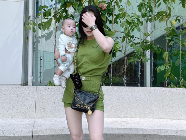 Xuống phố cùng nhóc tì đầu lòng, 'mẹ bỉm' Phương Oanh gây sốt với màn khoe vóc dáng cực nuột