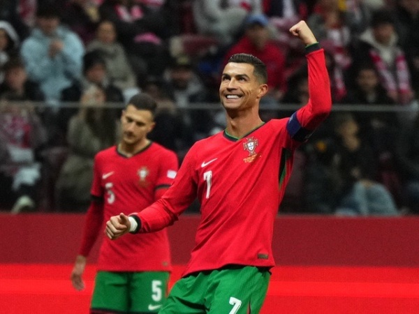 Ronaldo ghi bàn thứ 906, Bồ Đào Nha thắng tưng bừng trên sân Ba Lan