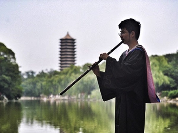 Đây là nam sinh cô đơn nhất Trung Quốc, tốt nghiệp đại học TOP 1 nhưng lễ tốt nghiệp chỉ bơ vơ một mình