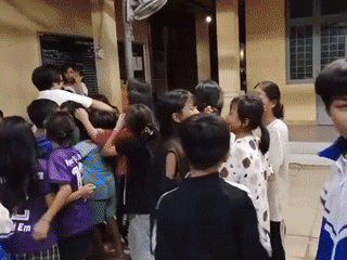 Học sinh khóc như mưa trong đêm chia tay thầy giáo về xuôi