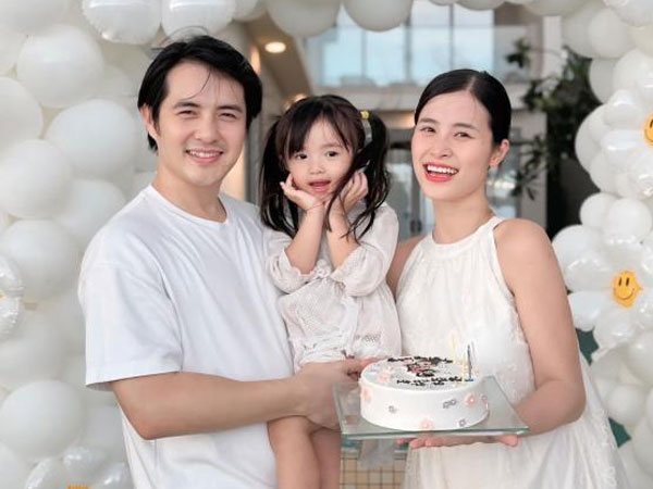 Khoảnh khắc hạnh phúc bên gia đình trong ngày sinh nhật của Đông Nhi khiến người hâm mộ không khỏi trầm trồ