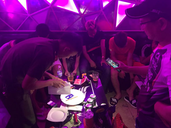 Kiểm tra phòng hát karaoke, công an phát hiện bí mật của 3 người đàn ông